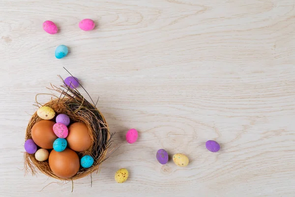 Hög Vinkel Syn Ägg Och Färgglada Godis Boet Bordet Påsk — Stockfoto