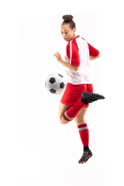 サッカーをしている間 背部かかとでサッカーボールを蹴る出産の若い女性選手の完全な長さ 白い背景 コピースペース 変更されていない スポーツ スポーツの制服 選手や女性のサッカー — ストック写真