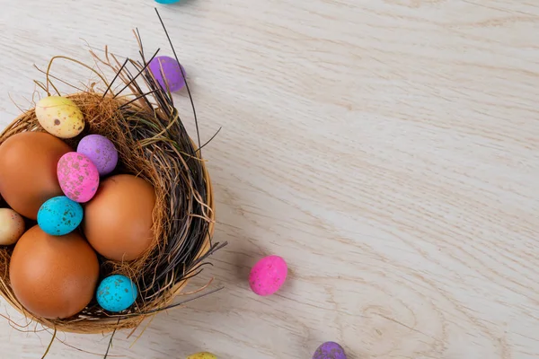 Close Van Eieren Kleurrijke Snoepjes Nest Tafel Met Lege Ruimte — Stockfoto