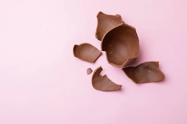 Крупный План Разбитых Шоколадных Пасхальных Яиц Розовом Фоне Копировальным Местом — стоковое фото