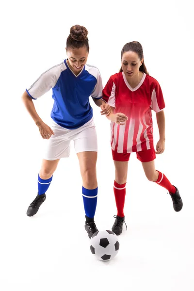 Pełna Długość Białych Birasowych Młodych Kobiet Graczy Grających Piłkę Nożną — Zdjęcie stockowe
