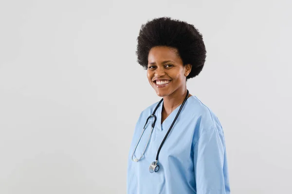 Retrato Feliz Afro Americano Médio Adulto Médico Feminino Contra Fundo — Fotografia de Stock