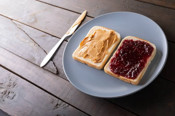 Vue Angle Élevé Sandwich Ouvert Beurre Arachide Gelée Dans Une — Photo