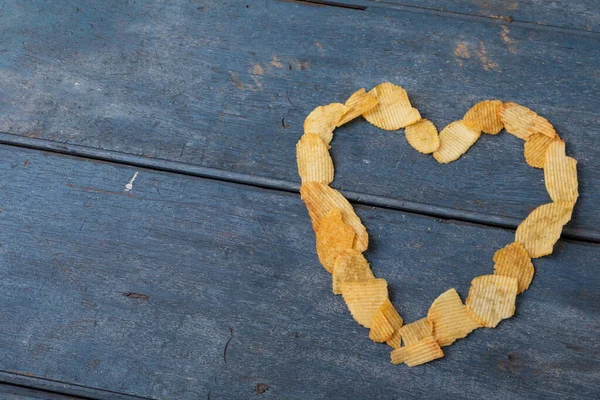 Hoge Hoek Uitzicht Chips Hartvorm Houten Tafel Ongewijzigd Ongezond Eten — Stockfoto