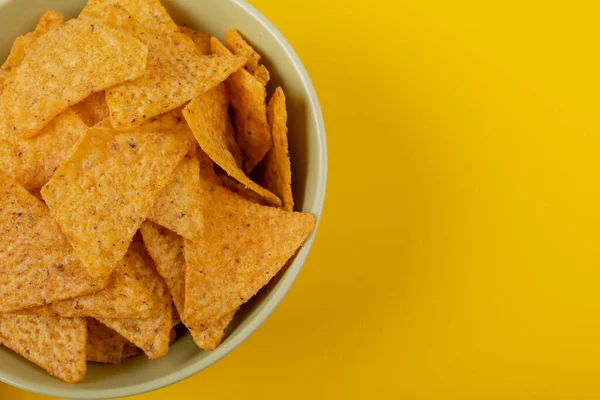 Overhead Närbild Nacho Chips Skål Gul Bakgrund Med Kopia Utrymme — Stockfoto