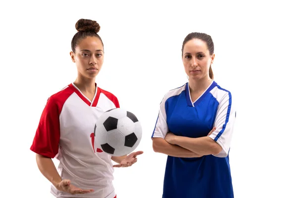 多种族年轻女足球运动员站在白人背景下的画像 运动服 运动员和女子足球 — 图库照片