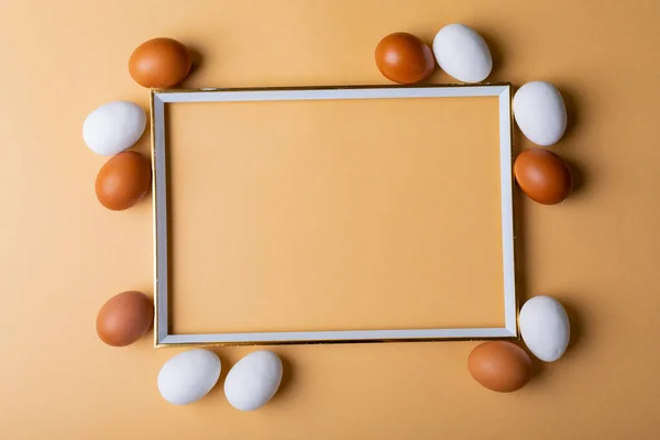 Visão Aérea Dos Ovos Páscoa Torno Quadro Vazio Fundo Laranja — Fotografia de Stock