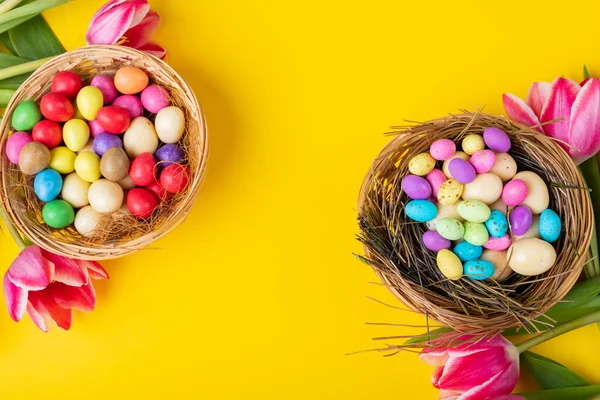 Přímo Nad Záběrem Barevných Velikonočních Vajec Bonbónů Hnízdech Tulipány Žlutém — Stock fotografie