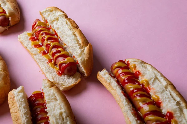 Vysoký Úhel Pohledu Žluté Červené Omáčky Hot Dogy Přes Růžové — Stock fotografie