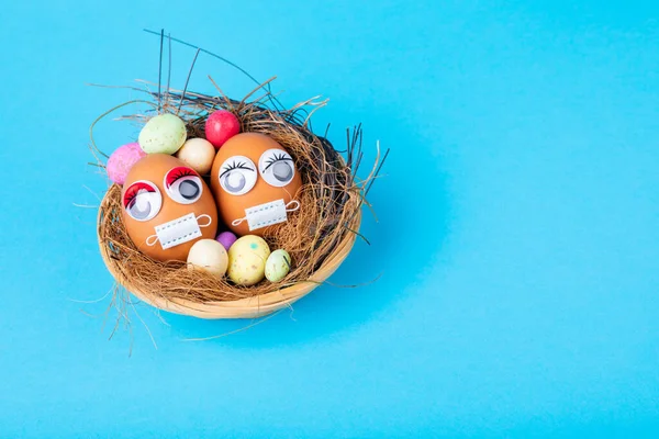 Vista Alto Angolo Uova Pasqua Con Maschera Occhi Scarabocchi Con — Foto Stock