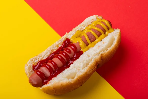 Gros Plan Hot Dog Avec Sauce Tomate Moutarde Sur Fond — Photo