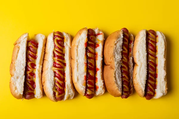 Pohled Shora Červené Žluté Omáčky Hot Dogy Uspořádané Vedle Sebe — Stock fotografie