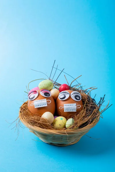 Ostereier Mit Kritzelaugen Und Maske Mit Bonbons Und Strohhalmen Nest — Stockfoto