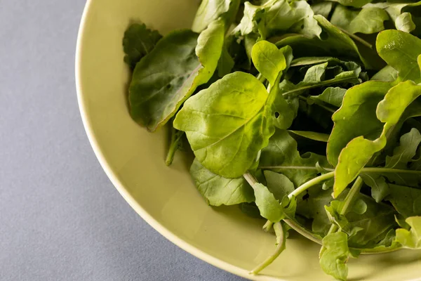 将叶子蔬菜放在碗里放在桌子上 生食及有机食品概念 — 图库照片