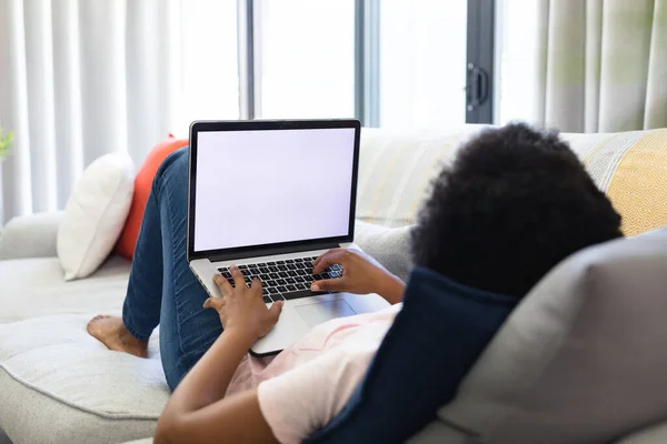 Menina Afro Americana Usando Laptop Enquanto Deitado Sofá Casa Espaço — Fotografia de Stock