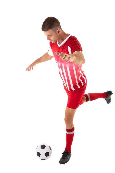 Comprimento Total Jovem Atleta Caucasiano Masculino Chutando Bola Futebol Contra — Fotografia de Stock