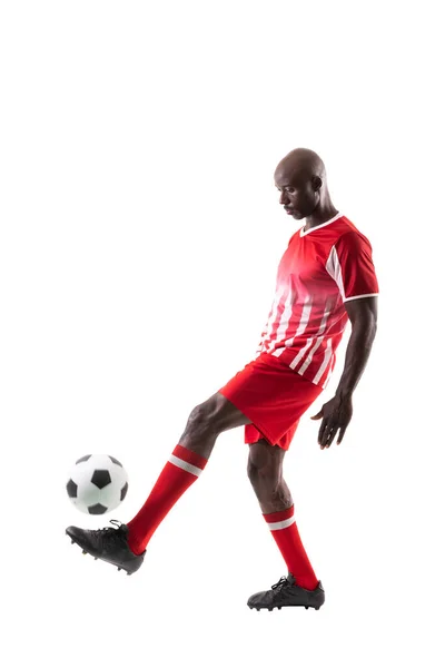 Afrikalı Amerikalı Genç Erkek Futbolcu Beyaz Arka Planda Bacaklarıyla Top — Stok fotoğraf