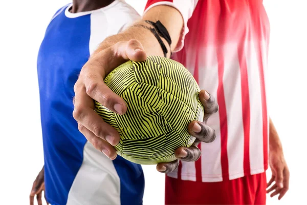 Männliche Multiethnische Handballer Mit Grünem Ball Vor Weißem Hintergrund Unverändert — Stockfoto