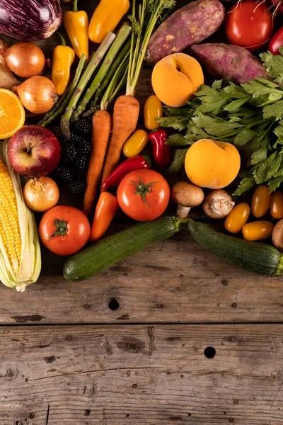 テーブルの上に果物やハーブと様々な葉野菜の概要 変更されていない 変化していない コピースペース 健康的な食べ物 生の食べ物 有機的な概念 — ストック写真