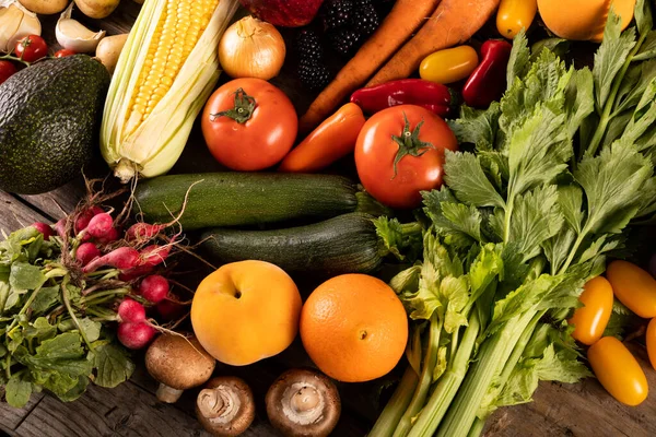 就在桌上的各种水果和蔬菜的正上方 采购产品不变的 完整的框架 复制空间 健康食品 水果和有机概念 — 图库照片