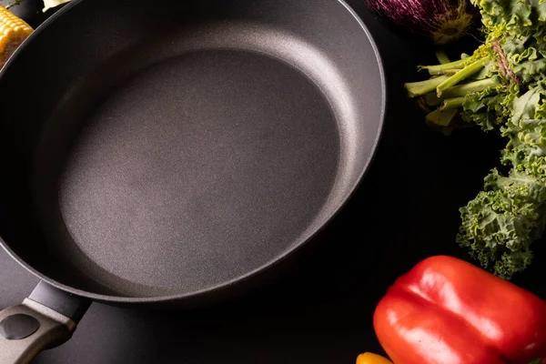 Close Van Zwarte Lege Koekenpan Met Boerenkool Rode Paprika Tafel — Stockfoto