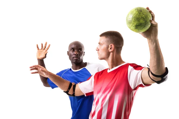 Multirassische Rivalisierende Handballer Die Vor Weißem Hintergrund Gegeneinander Spielen Unverändert — Stockfoto