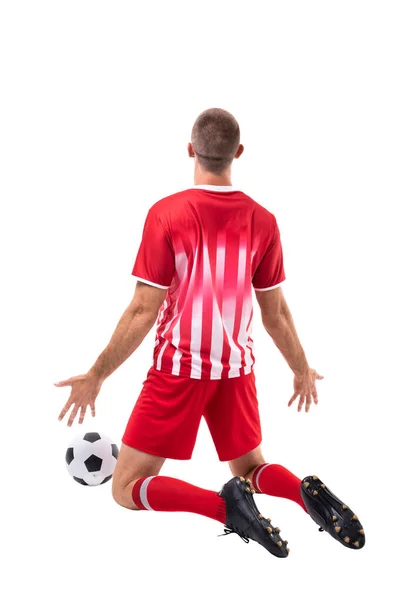 白い背景の上にサッカーボールによって目標を祝う男性の白人選手の背面図 変更されていない スポーツ 試合のコンセプト — ストック写真