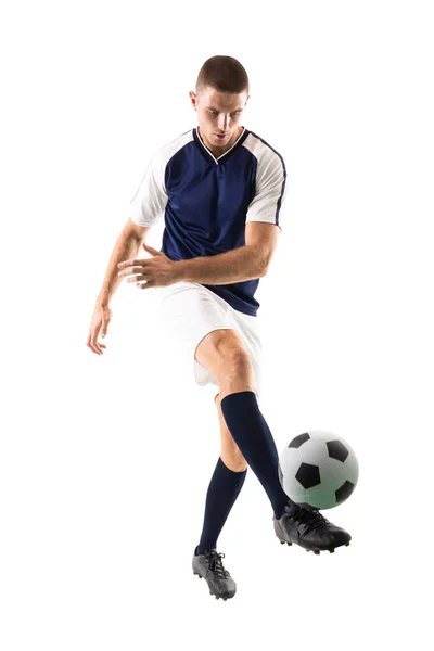 Selbstbewusster Junger Männlicher Kaukasier Der Ball Vor Weißem Hintergrund Kickt — Stockfoto