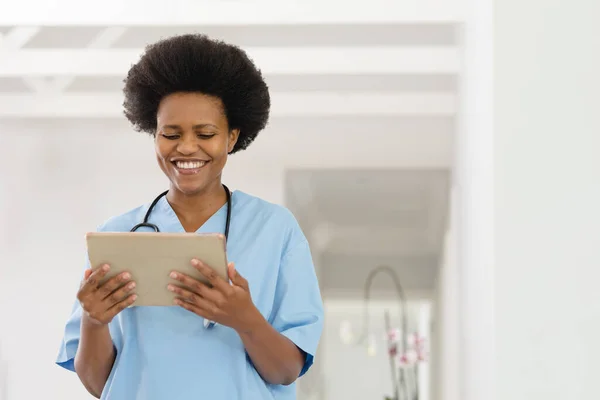 Média Africano Feliz Americano Adulto Médio Médico Feminino Usando Tablet — Fotografia de Stock