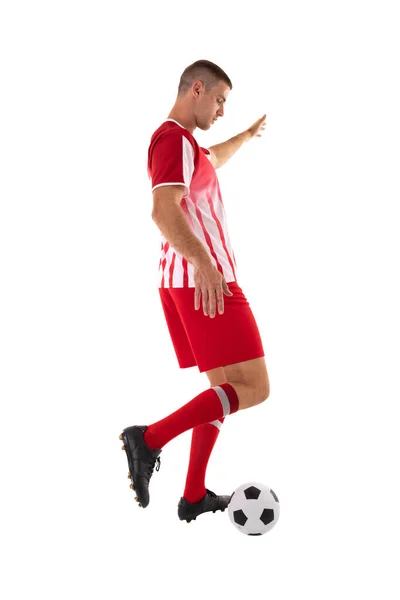 Jovem Atleta Caucasiano Masculino Chutando Bola Futebol Contra Fundo Branco — Fotografia de Stock