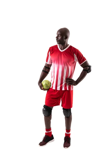 年轻的非洲裔美国男子手球运动员拿着球 面对着白色的背景 竞赛和比赛概念 — 图库照片