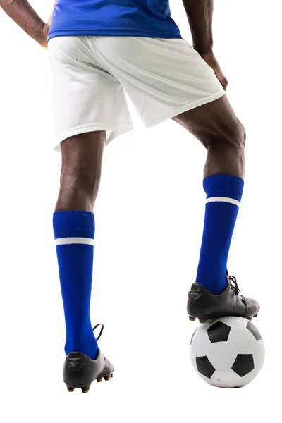低部分年轻的非洲裔美国男性足球运动员在白人背景上踩到了球 竞争和游戏概念 — 图库照片