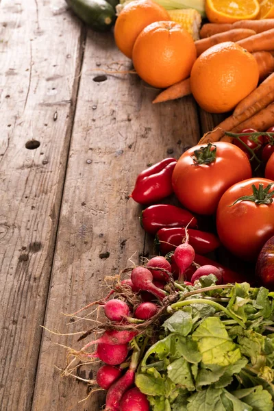 高角形的萝卜 胡椒和水果放在木制桌子上 生鲜食品 水果和有机食品概念 — 图库照片