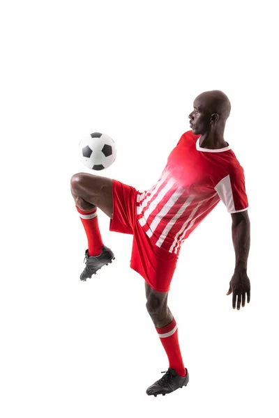 熟練した男性アフリカ系アメリカ人サッカー選手が白い背景でボールを蹴ります 変化のないスポーツ競技ゲームのコンセプト — ストック写真