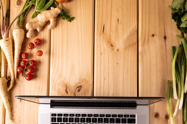 Direkt Ovanför Skott Laptop Grönsaker Och Kryddor Träbord Med Tomt — Stockfoto