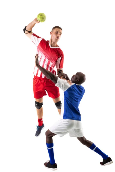 Fiatal Multiracionális Férfi Sportolók Kézilabdáznak Fehér Háttérrel Változatlan Sport Verseny — Stock Fotó