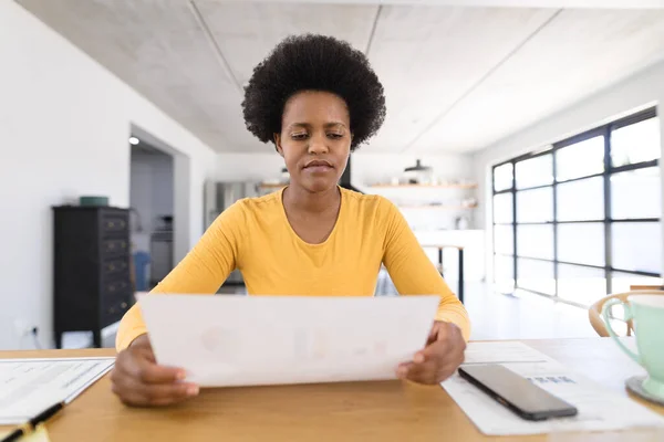 Africano Americano Médio Adulto Feminino Freelancer Analisando Gráfico Enquanto Sentado — Fotografia de Stock