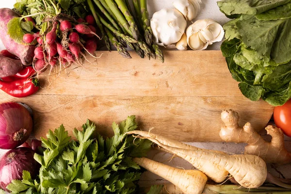 Vista Aérea Tabla Cortar Madera Medio Verduras Con Especias Hierbas — Foto de Stock