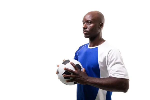 Zelfverzekerde Afro Amerikaanse Mannelijke Voetballer Die Bal Vasthoudt Wegkijkt Tegen — Stockfoto