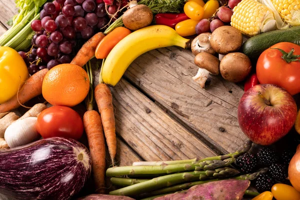 高角形的各种蔬菜和水果 心形空旷的木制桌子 生鲜食品 水果和有机食品概念 — 图库照片