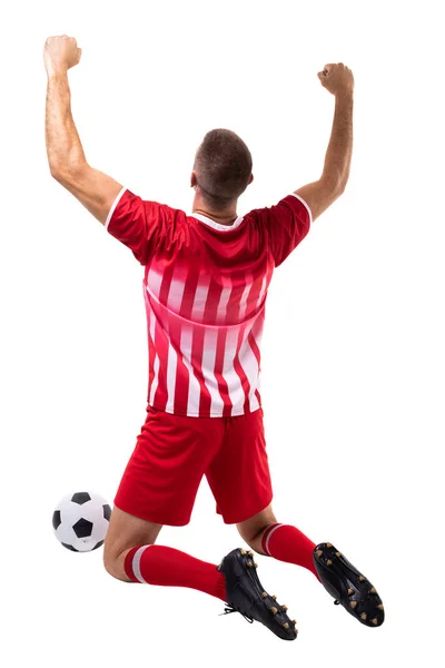 白い背景にサッカーボールでひざまずきながら 若い男性の白人選手を祝う 変更されていない スポーツ 試合のコンセプト — ストック写真