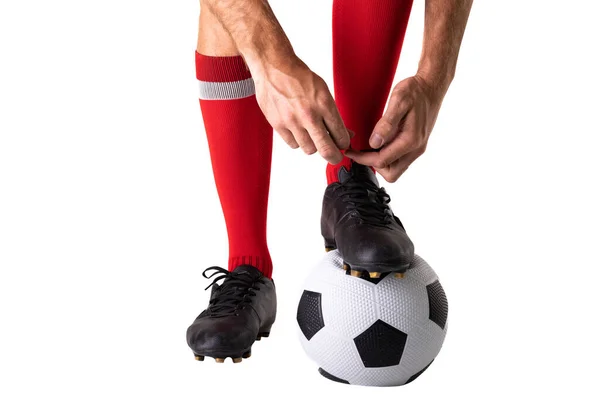 低部分的年轻男性白人球员将鞋带系在足球的白色背景上 竞争和游戏概念 — 图库照片