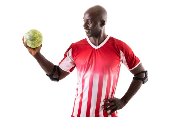 Uśmiechnięty Afrykanin Młody Mężczyzna Piłka Ręczna Sportowiec Patrząc Piłkę Białym — Zdjęcie stockowe