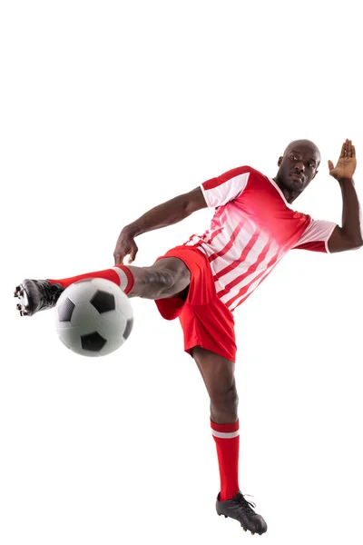 白を背景にサッカーボールを蹴るアフリカ系アメリカ人の若い男性選手の完全な長さ 変化のないスポーツ競技ゲームのコンセプト — ストック写真