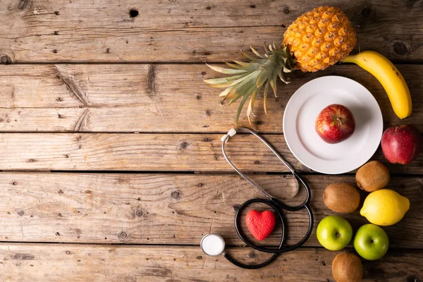 Directamente Encima Disparó Varias Frutas Con Estetoscopio Forma Corazón Mesa — Foto de Stock