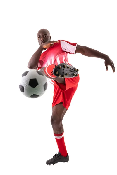 Atleta Masculino Afroamericano Confiado Pateando Pelota Fútbol Sobre Fondo Blanco — Foto de Stock