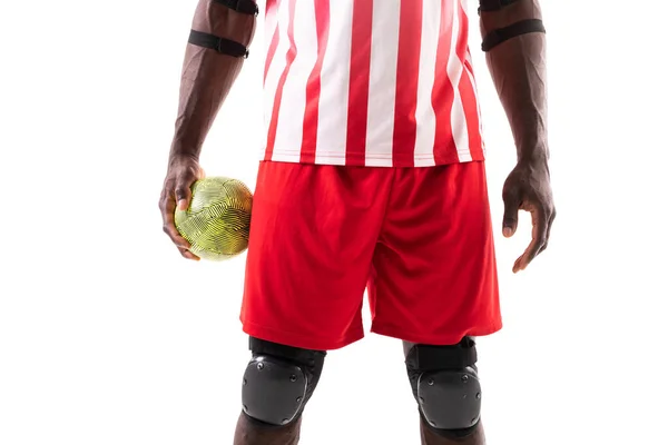 Środkowa Część Afrykańskiego Amerykańskiego Piłkarza Ręcznego Noszącego Ochronne Ochraniacze Trzymające — Zdjęcie stockowe
