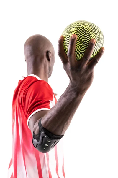 Atleta Masculino Afroamericano Lanzando Pelota Mientras Juega Balonmano Contra Fondo — Foto de Stock