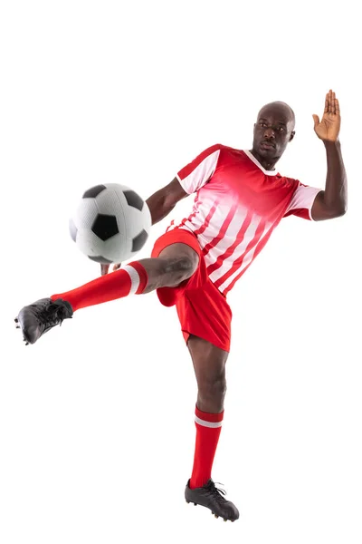 Självsäker Ung Manlig Afrikansk Amerikansk Fotboll Idrottare Sparkar Bollen Mot — Stockfoto