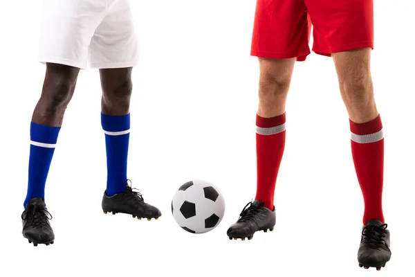 少数年轻的男性多种族足球运动员站在白人背景的球旁边 竞争和游戏概念 — 图库照片